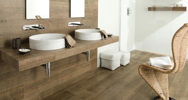 Dlaždica položená na stenu v kúpeľni