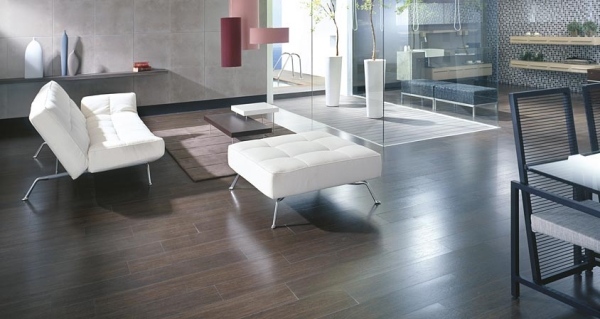 Porcelánová kameninová dlažba drevená obývačka biely nábytok presklené steny