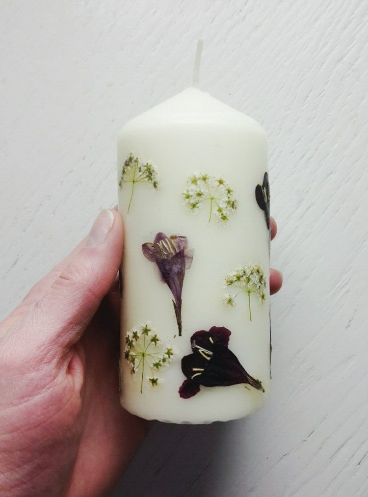 Sviečky zdobia zdobia-inšpirácia-prírodné materiály-kvety