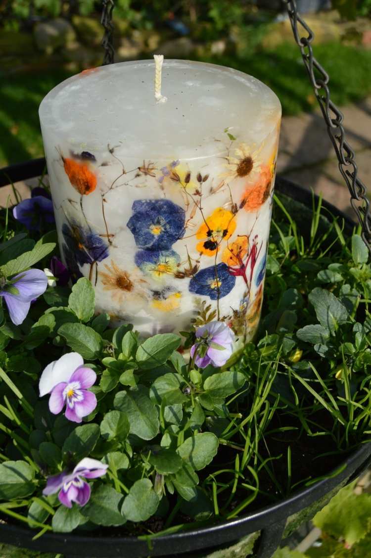 sviečky-ozdobiť-farebné-kvety-macešky-letné-dekorácie