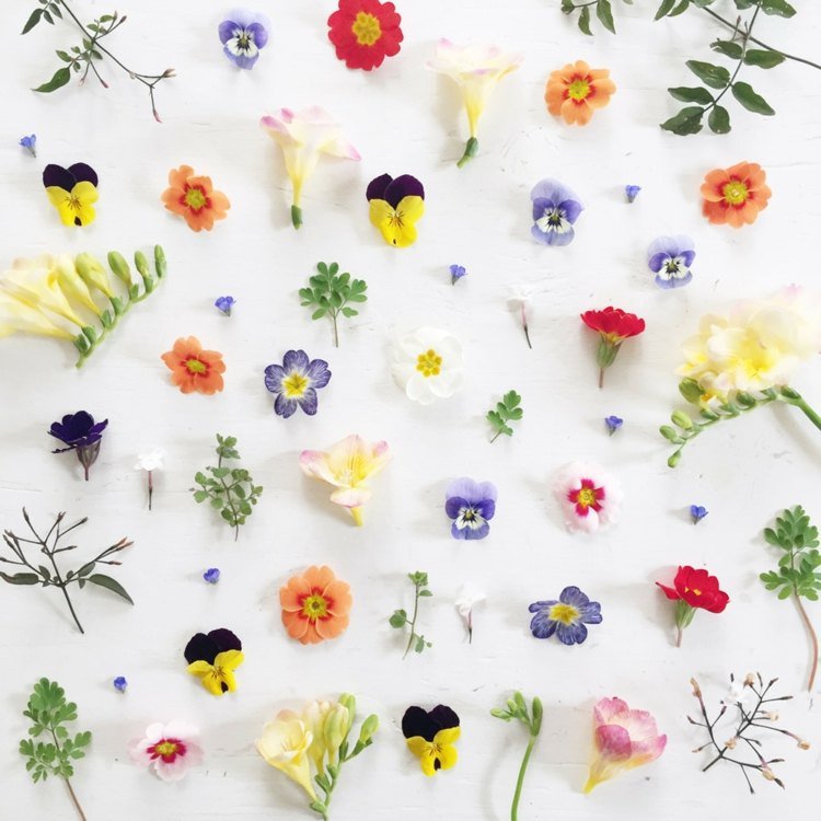 Sviečky zdobia pestrofarebné more kvetov-šperky-svetlo sviečok