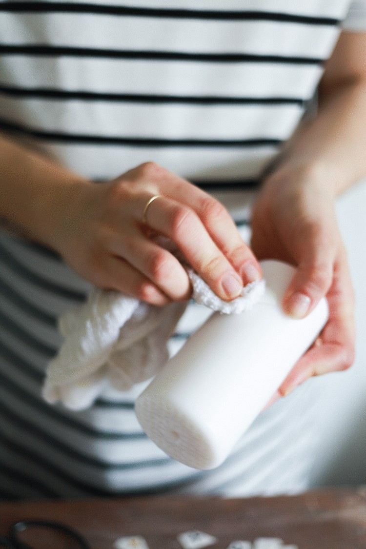Podkladový papier navlhčite handrou sviečky-ozdobiť-vianoce-flash-tetovanie-navlhčiť