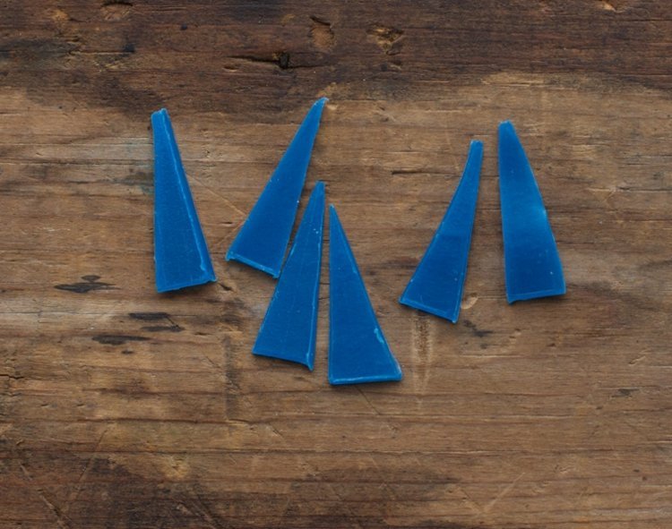 ozdobiť sviečky vianočné voskové taniere vystrihnúť vianočné motívy