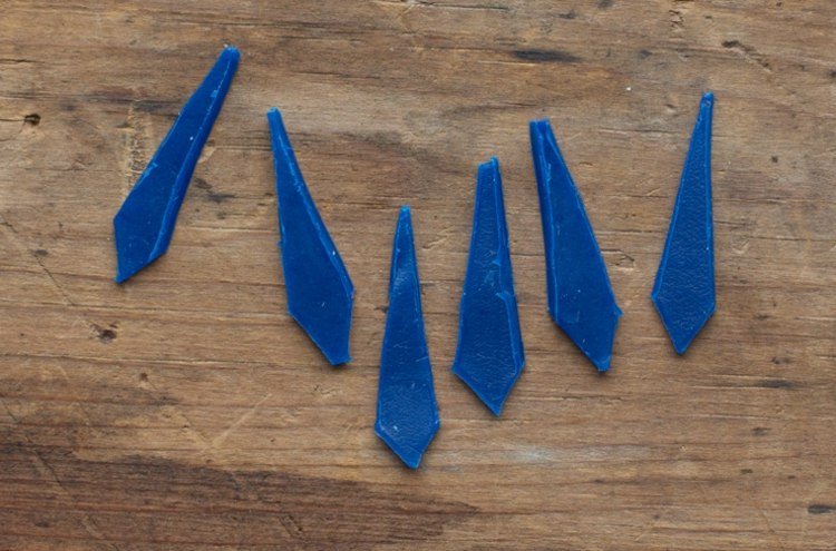 ozdobiť sviečky vianočné motívy voskové taniere vystrihnúť figúrky