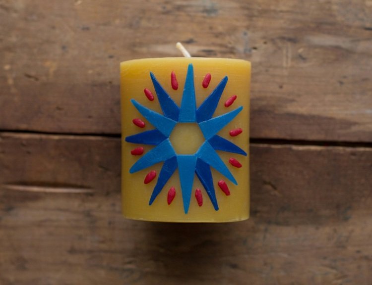 Ozdobte sviečky na vianočné vianočné motívy a vystrihnite tvary hviezd