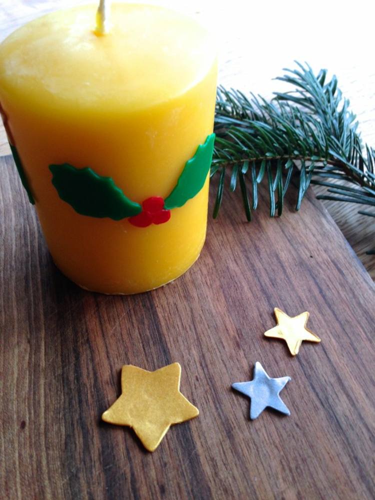 ozdobiť sviečky vianočné motívy hviezdy vetvičky bobule vystrihnúť voskové taniere