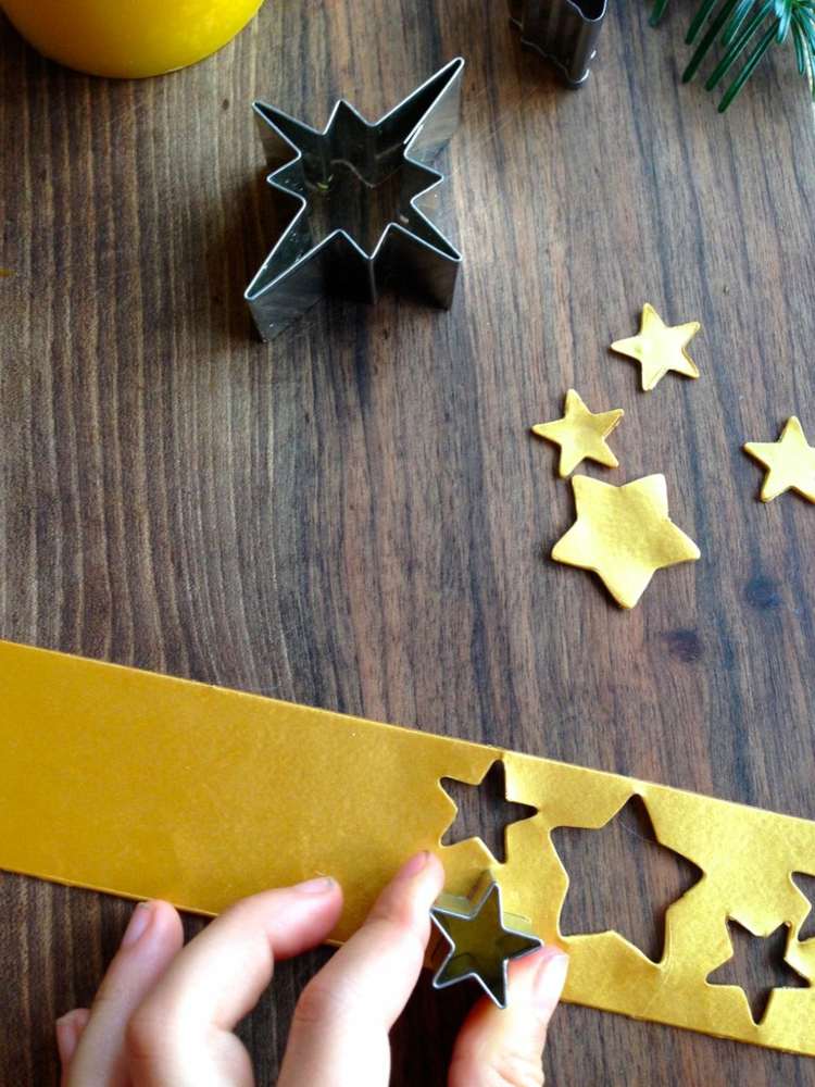 ozdobiť sviečky vianočné motívy diy nápady ľahko vystrihnúť voskové taniere hviezdy