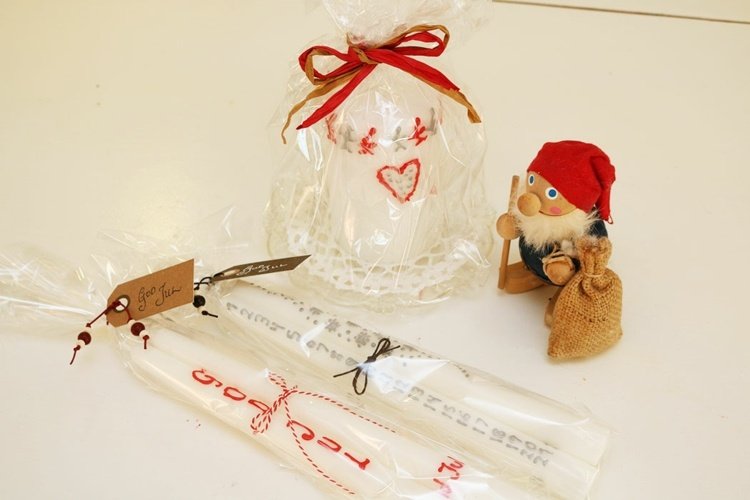 sviečky zdobia vianočné šablóny pastelka darčeky balenie