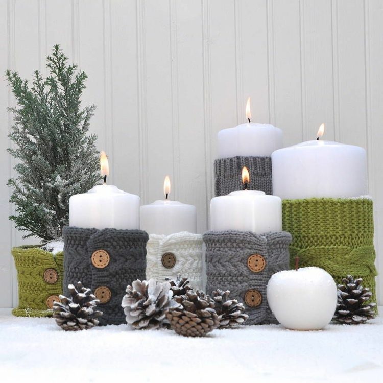 sviečky zdobia vianočné stuhy gombíky umelý sneh