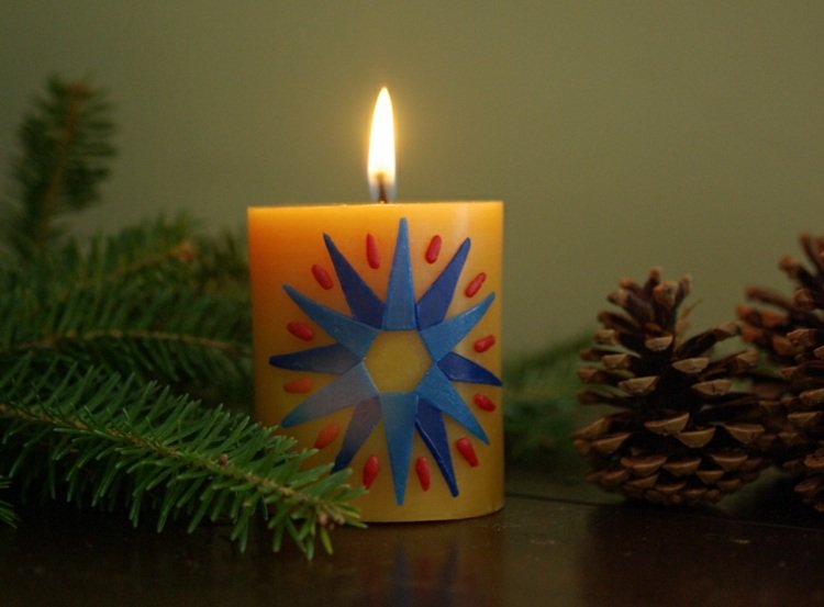 ozdobte sviečky na vianočné návody voskovkami a vytvorte postavičky hviezd