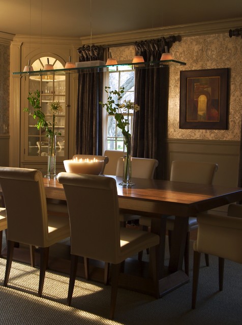útulnosť pri sviečkach jedáleň čalúnené stoličky drevený stôl sviečky vytvárajú útulnosť jedáleň čalúnené stoličky drevený stôl