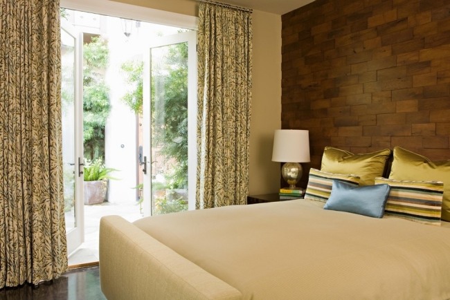 drevené vankúše do spálne béžovo zlaté vankúše s akcentom drevený obklad steny spálne béžové zlaté akcenty