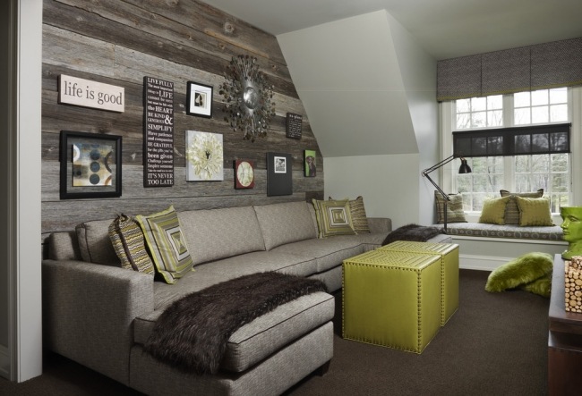 Rekultivovaná drevená nástenná dekorácia sivá rohová sedačka zelené kocky stolíky k okennej lavici Rekultivovaná drevená nástenná dekorácia šedé rohové sedačky zelené kocky