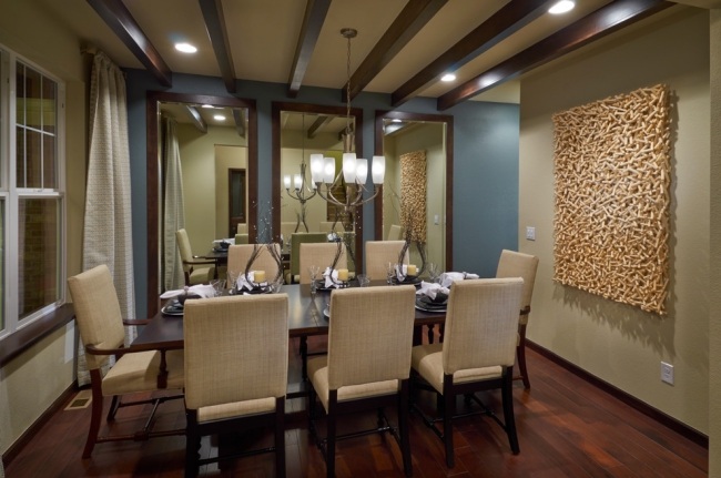 útulná dekorácia steny do jedálne kusy drevených béžových stoličiek zrkadlo pohodlná dekorácia steny do jedálne kusy drevené béžové stoličky zrkadlo