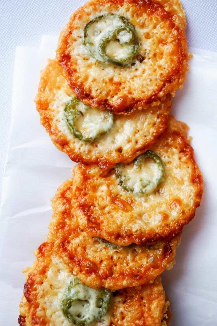 urobte si ketogénne občerstvenie sami parmezánové chipsy jalapeno