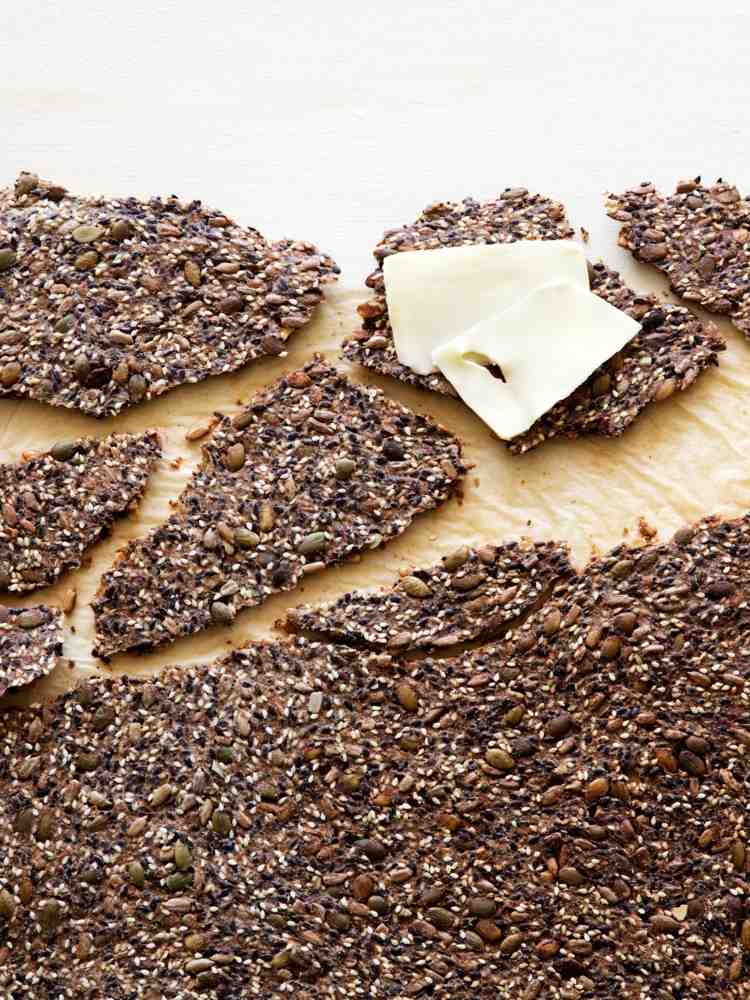 ketogénne občerstvenie sušienky s nízkym obsahom uhľovodíkov tekvicové jadrá sezamová chia mandľová múka