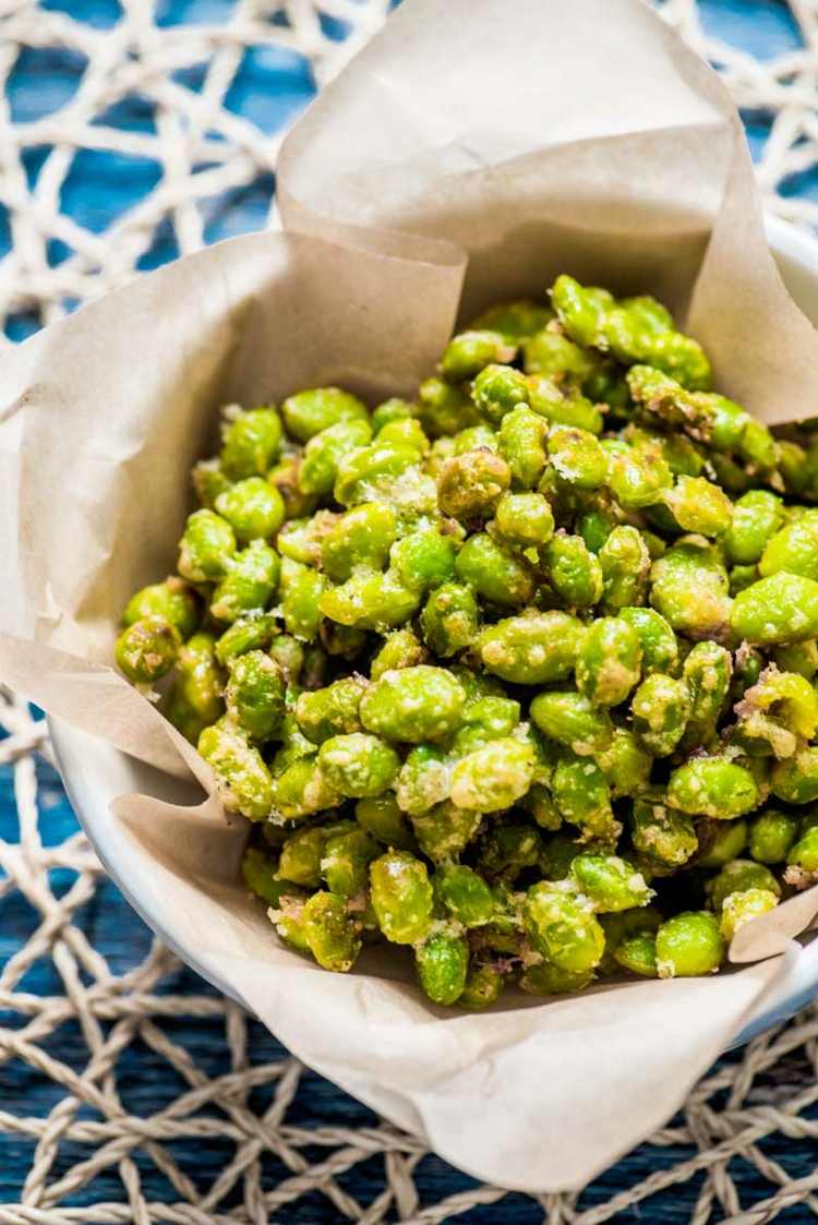 ketogénne občerstvenie nízky obsah uhľohydrátov odoberá edamame parmezán