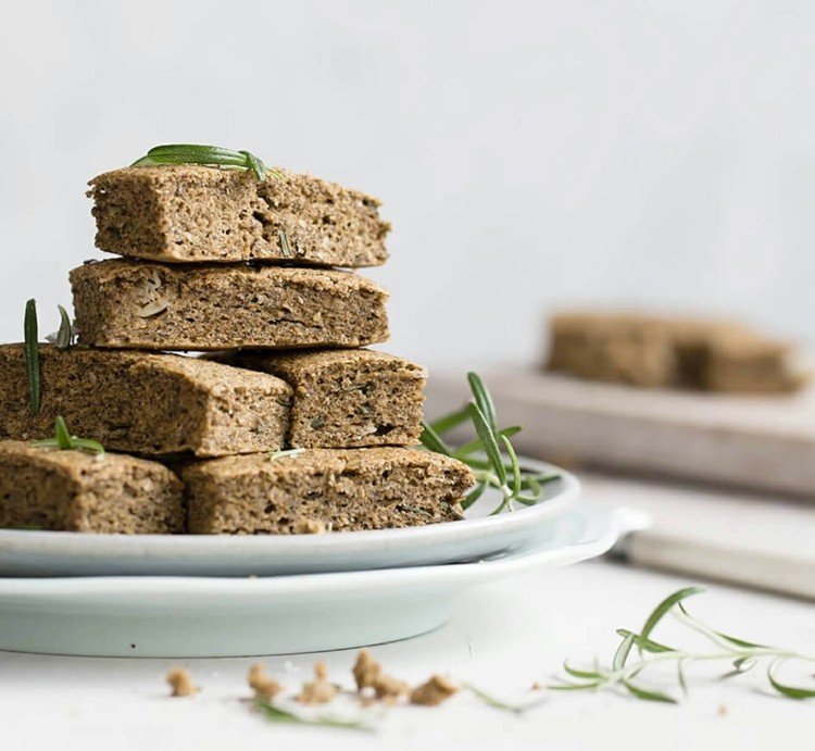 chlieb bez sacharidov recepty ľanové semienka chia semienka rozmarín kokosová múka