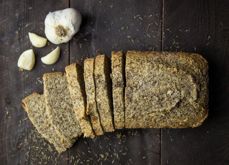 keto chlieb ľanový chlieb bez uhľohydrátov cesnak rozmarín chia s vysokým obsahom vlákniny