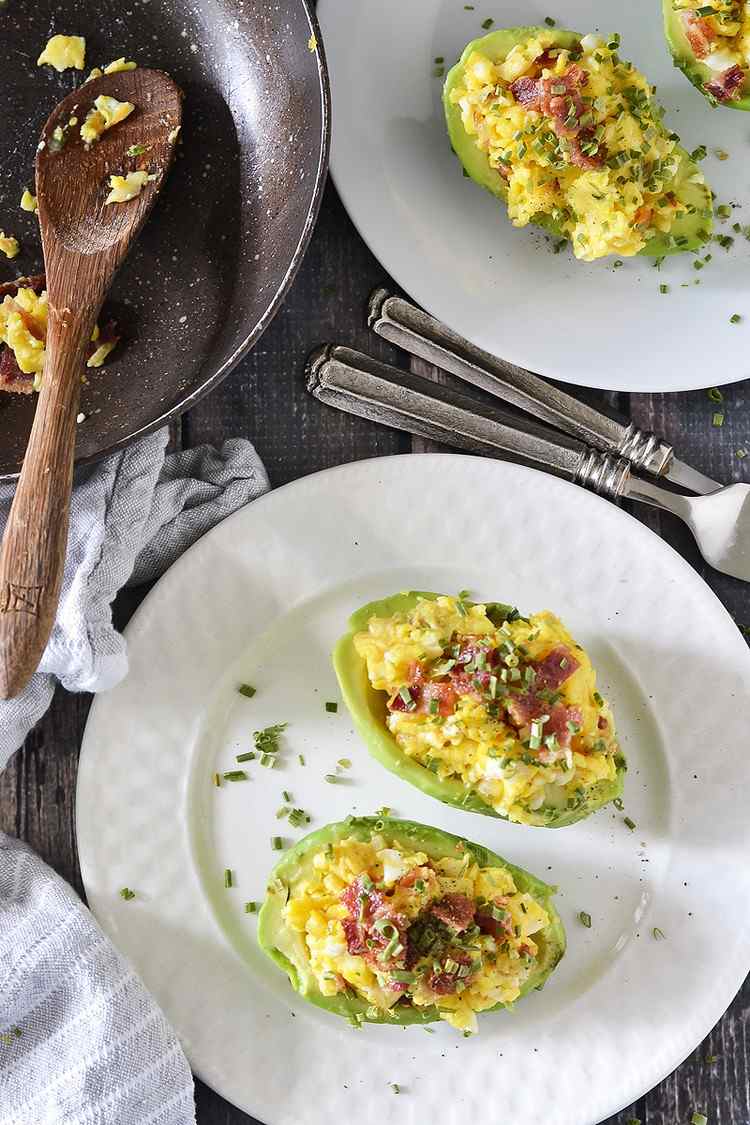 lahodné ketogénne raňajky ketogénna diéta recept plnené avokádo