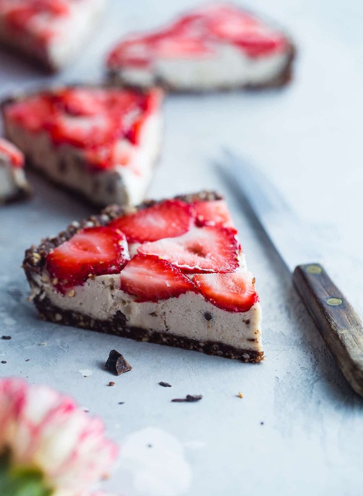 Chladiaci koláč bez pečenia čokoládovo jahodový jogurt