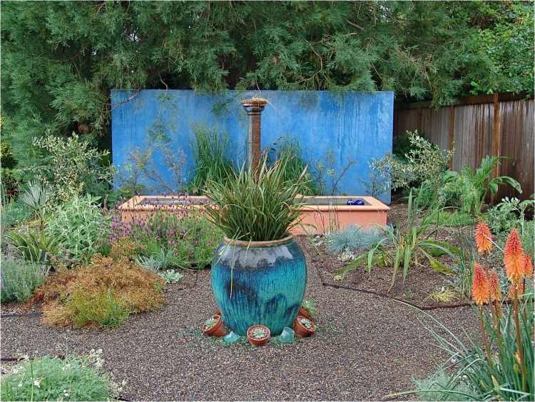 štrkové lôžko-vytvorte-stredomorskú záhradu-čierne-zlaté-džbán-moderný-dizajn