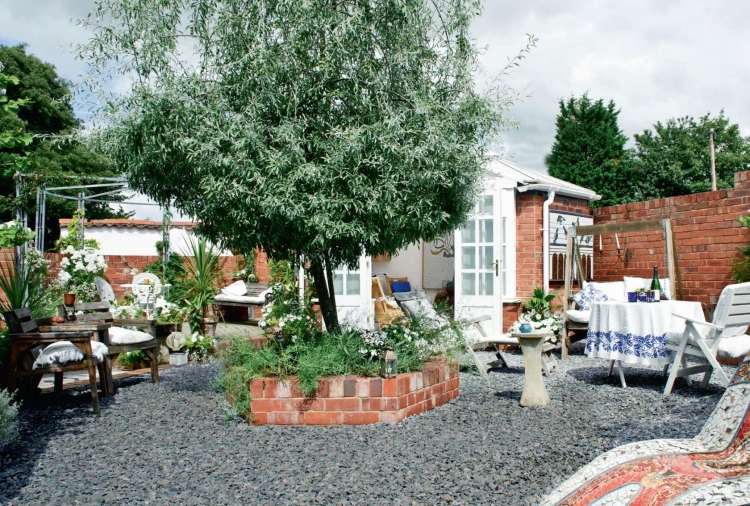 štrkové lôžko-kladenie-stredomorská-záhradná-mozaika-vŕba-tvarovanie-dizajnové tehly