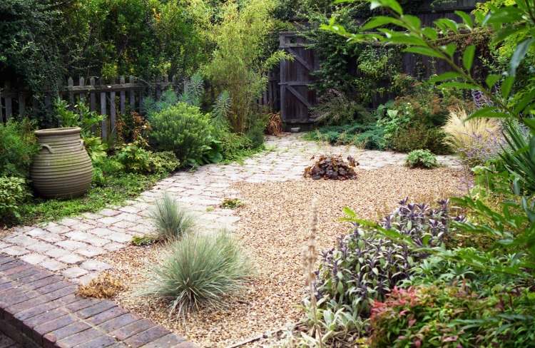 štrkové záhony-vytvorte-stredomorské-záhradné-rastliny-džbán-drevený plot-dlažba-stromy