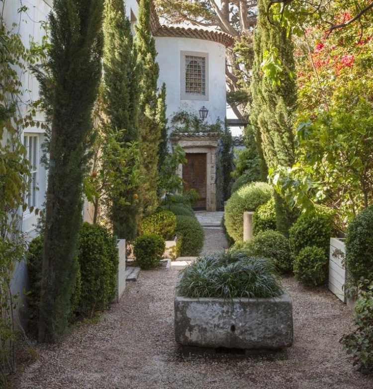 štrkové záhony-vytvorte-stredomorskú-záhradu-španielsko-rastliny-kvetináče-stromy