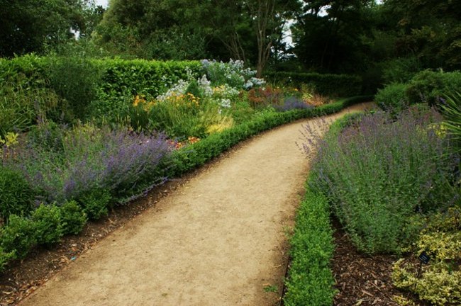 Kamienky vo vidieckom štýle vytvárajú záhradnú cestu