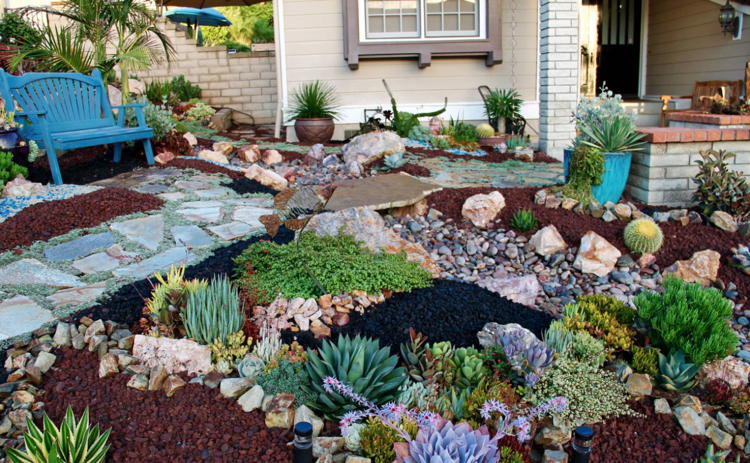 Suchý potok a sukulenty na prednom dvore