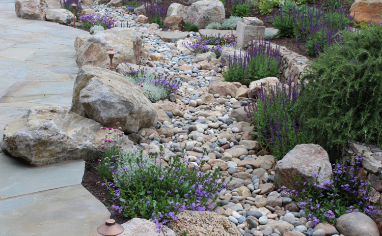 suchý potok ako ozdoba v skalke