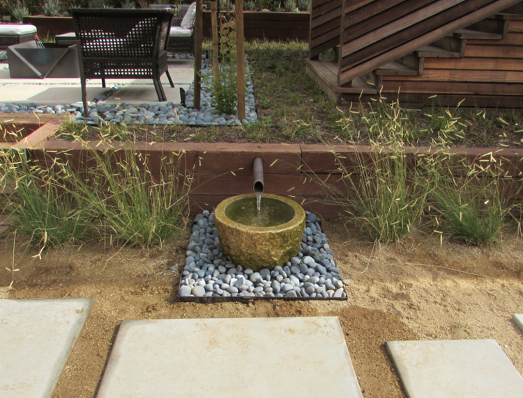 Štrková záhrada navrhuje malú studňu na kamennom lôžku