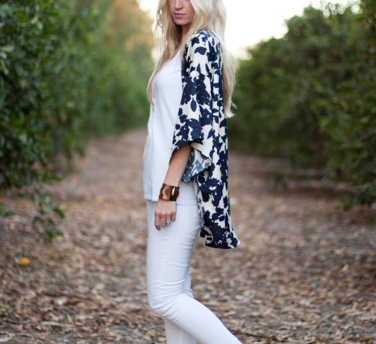 kimono-bunda-kombinovať-biele-nohavice-top