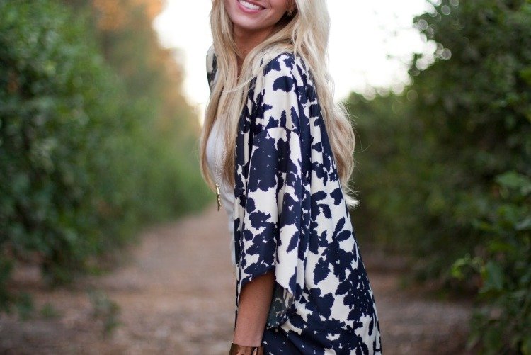 kimono-bunda-kombinovať-outfit-hodváb-kvetinový vzor