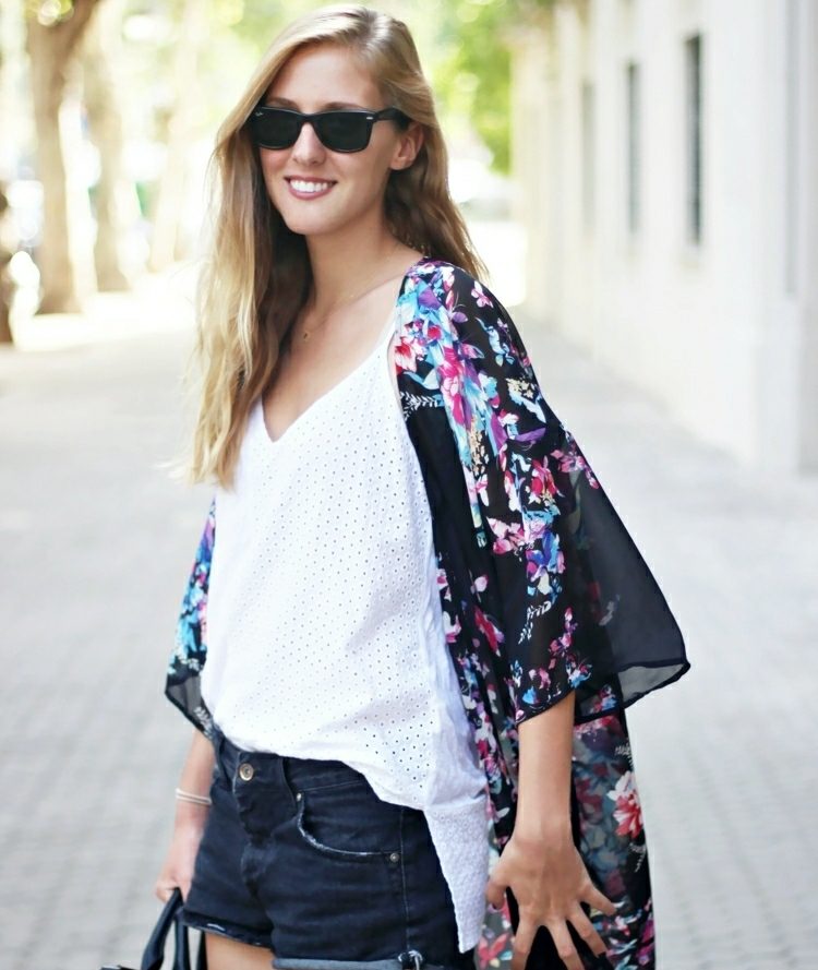 Blúzka, krátke rifle a kimono s kvetinovými motívmi Kimono-šiť-dlho-vzdušná-blúzka-krátke nohavice