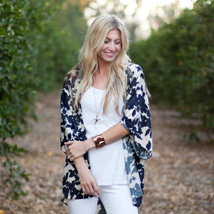 Romantický outfit na prvé rande Kimono-šitie-leto-nápady-nápady-biele rifle