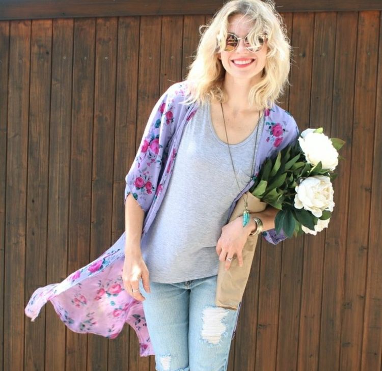 Kimono, svetlomodré rifle a sivá blúzka - outfit na jar Kimono-šitie-nápady-kvety-hodváb-tkanina-fialová