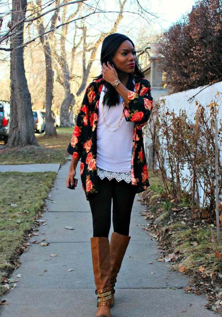 Kimono z čiernej látky vyzerá skvele s farebnými kvetinovými motívmi kimono šitie motívov oranžových ruží elegantné kožené čižmy hnedé