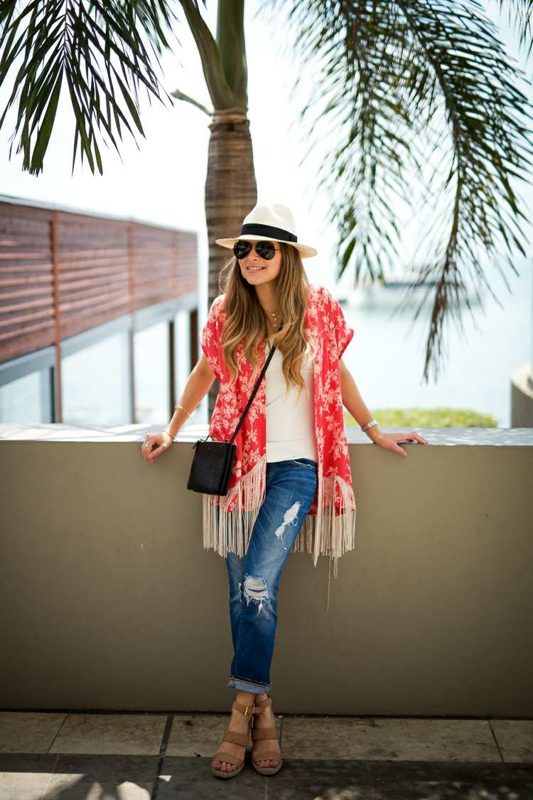 Červené kimono má krátke rukávy a strapce v letnom vzhľade kimono ušiť červený slamený outfit s krátkymi rukávmi a strapcami v lete