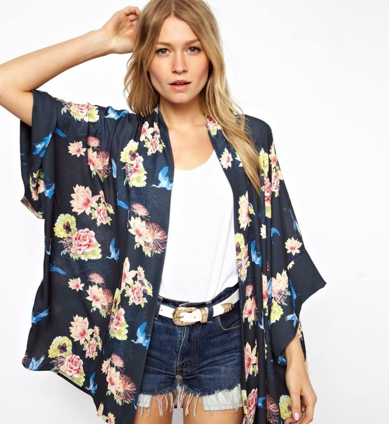 Ušite kimono s jednoduchým návodom kimono šitie kvetinové motívy čierna látka široké rukávy riflové šortky