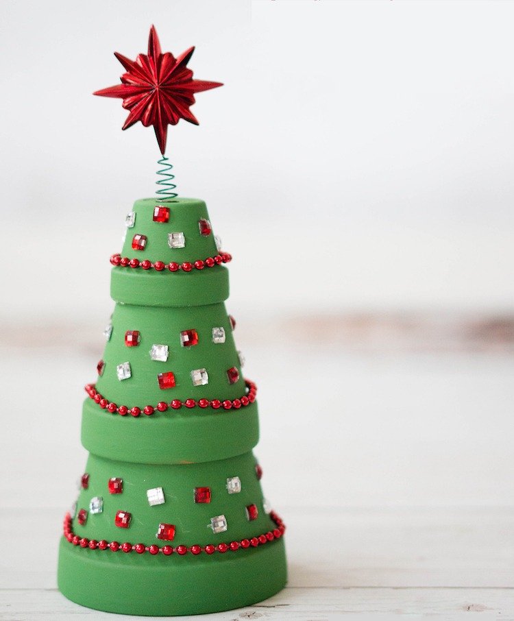 drotár s kvetináčmi na Vianoce deti malá jedľa zelená ozdoba