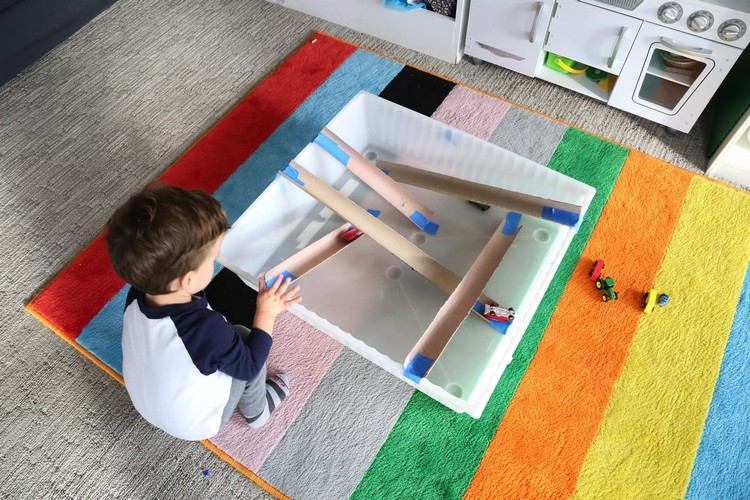 Vytvorte si nápady na hranie diaľnic pre batoľatá sami