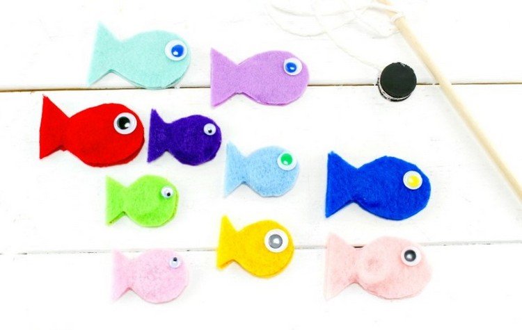 Deti zamestnávajú herné nápady na magnetické rybárske prúty a ryby