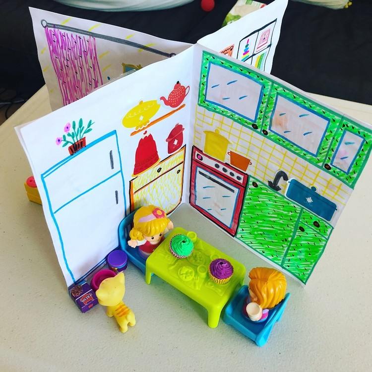 Deti doma zamestnávajú domček z kartónových bábik počas koronakrízy