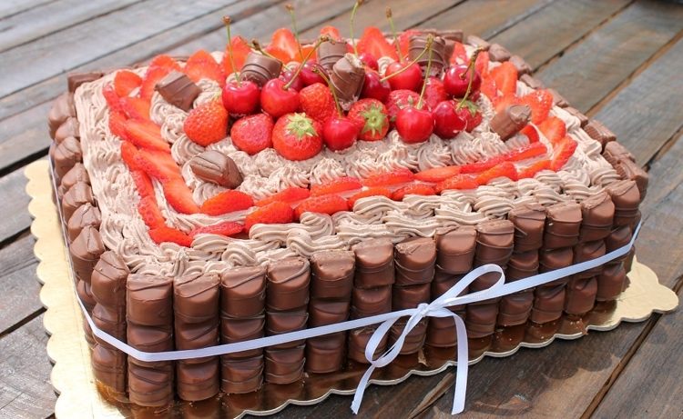 Jahodový koláč Kinder bueno s orieškovým krémom