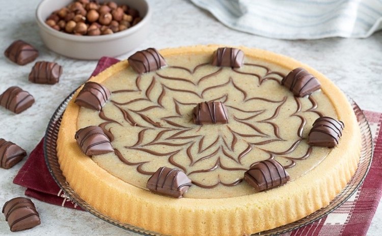 rýchly koláč s ovocným koláčovým základom a orieškovým krémom