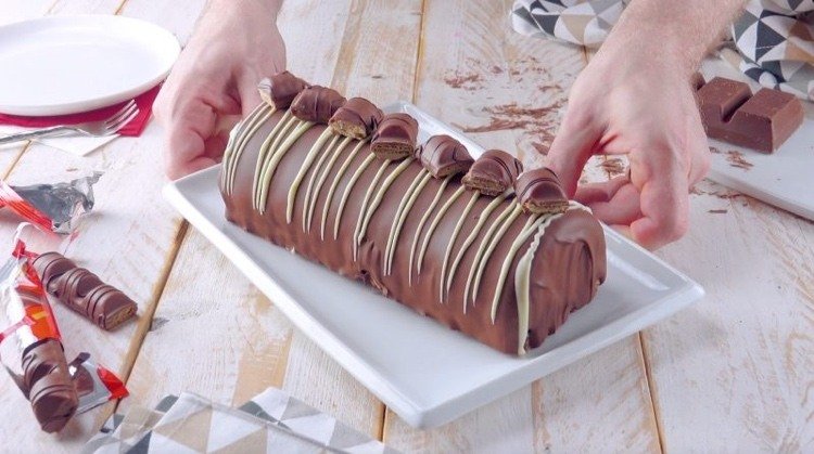 Veľký koláč Kinder Bueno s Nutellou a šľahačkou