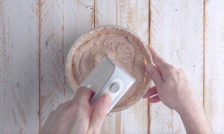 Šľahačku a Nutellu vyšľaháme mixérom