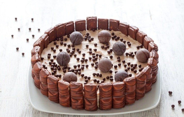 Jednoduchý koláč Kinder Bueno so sušienkovým základom a mascarpone bez pečenia